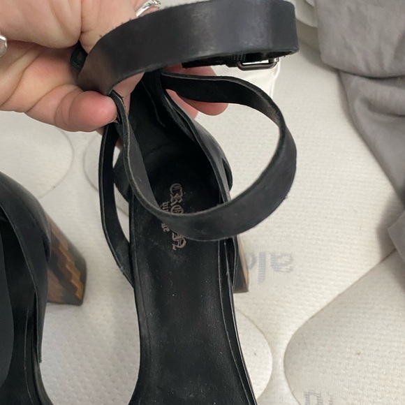 Shoes - Picture 2 of 7